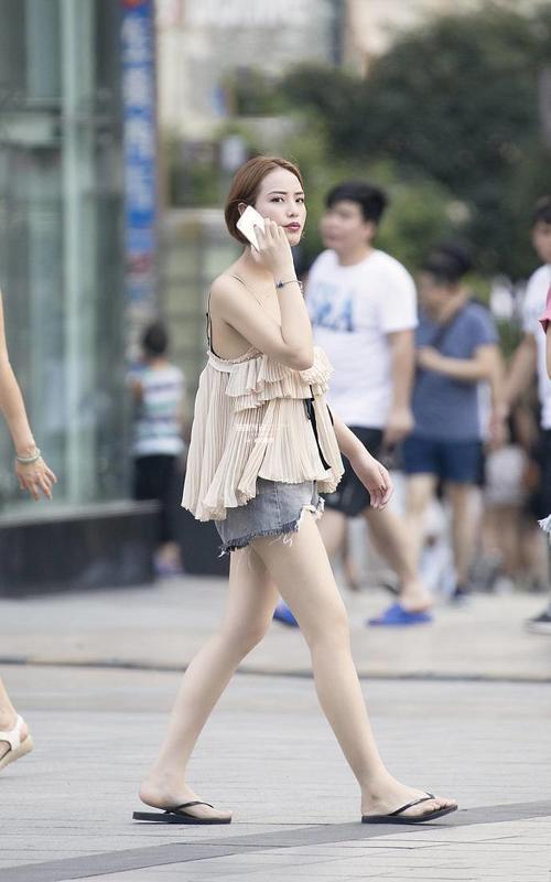 街拍:纤细精致的打底裤小姐姐显露匀称的小蛮腰,美丽又大方!