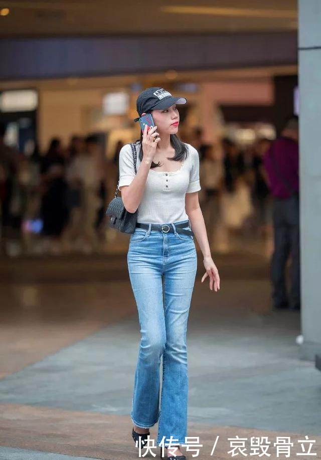  『搭配着』美女黑色九分裤搭配着一双气质的尖头高跟鞋，突显出优雅的魅力