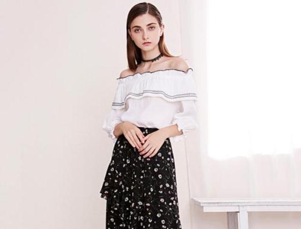 将服装设计作为解读生活的窗口，摩凡赢得了众多都市女性的青睐