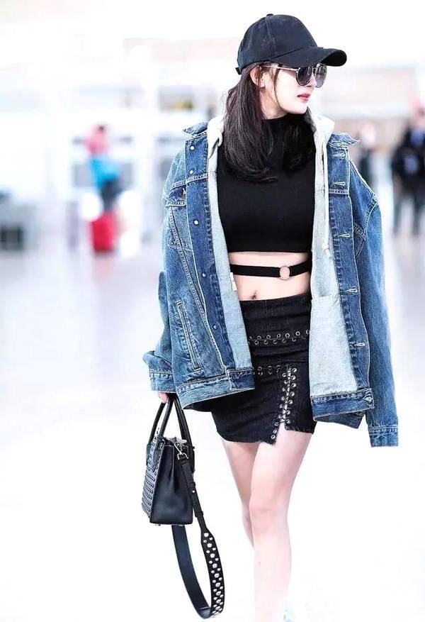 杨幂穿上包臀的皮裙感觉像是A字裙 网友说刘恺威简直太幸福了