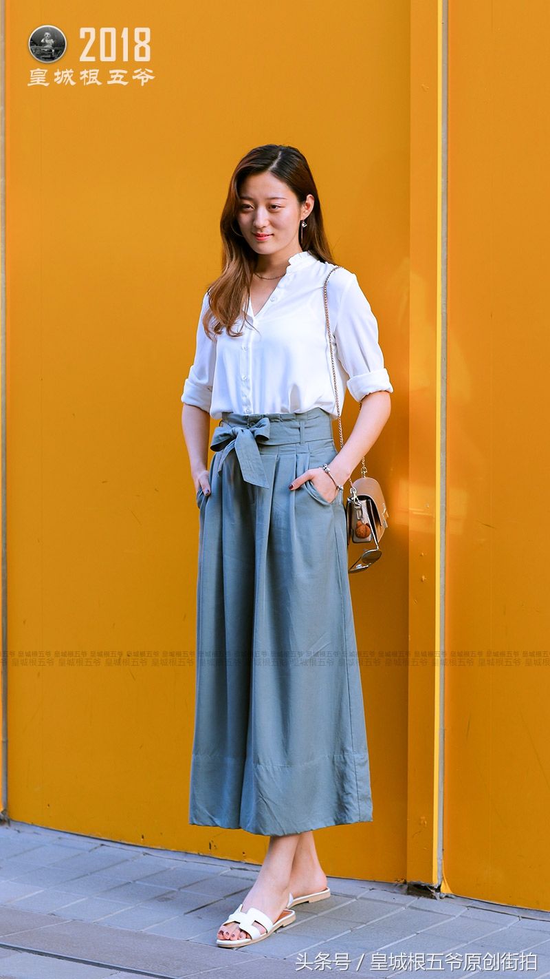 街拍:阔腿裤怎么穿都时髦，它还是今夏最经典的潮流服饰