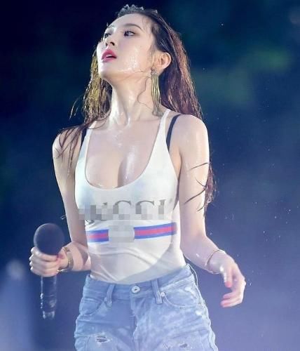 李宣美湿身台上热舞，深V私服似泳衣，展现性感身材！