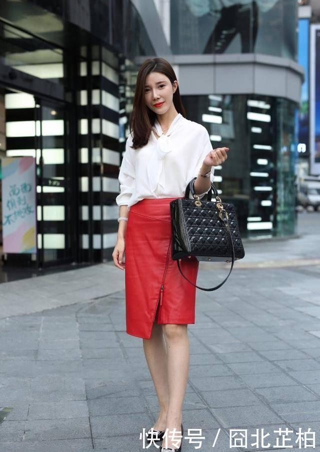  ＂p＂:＂1587792100＂街拍：小姐姐面带微笑气质甜美，搭配粉红色休闲装，非常婉约可人