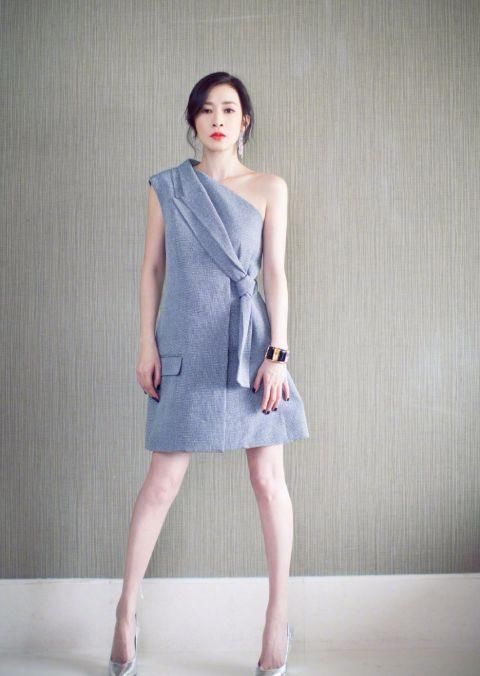 秦岚比佘诗曼还小6岁，怎么年纪大的气质更好?网友:这脸太僵硬