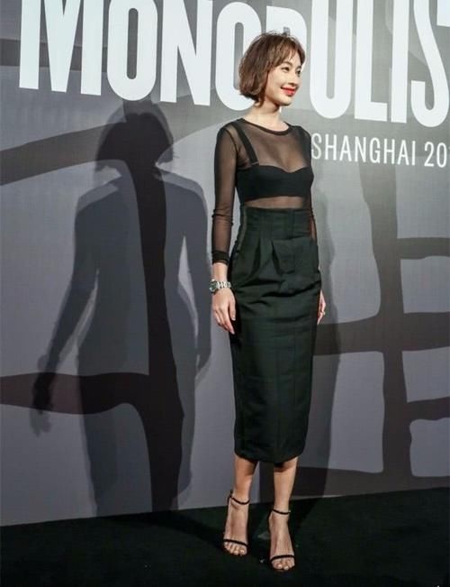 张俪不走T台可惜了，这透视衫穿的太性感！吉克隽逸赶她差远了！