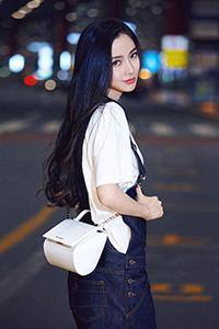 白T明星风格各不同，关晓彤少女，杨幂优雅，热巴、表姐很帅气