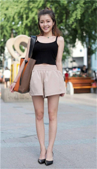  『遮不住』街拍：小姐姐颜值姣好，宽松的上衣，遮不住曼妙的身姿