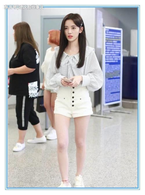 看了鞠婧祎的条纹衫，再看看李艺彤，才知道御姐和软妹差距有多大