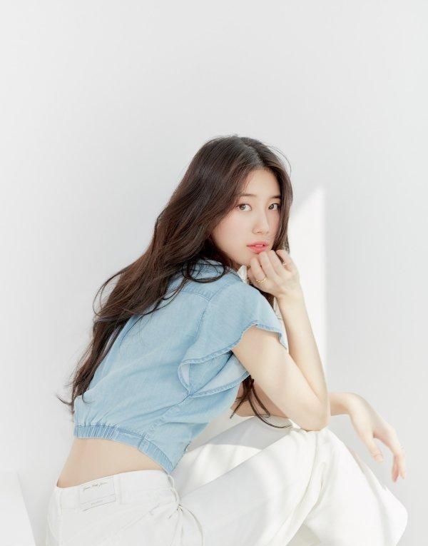  『GUESS』裴秀智 GUESS 画报公开，清纯美爆发，依旧是“国民初恋”