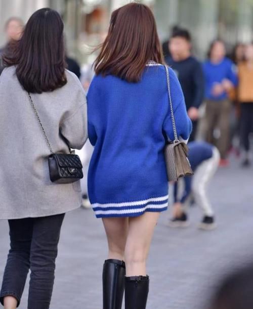  #感觉#街拍：面带笑容的小姐姐，一件白色上衣配牛仔热裤，青春活力气息