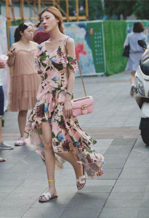 街拍：碎花连衣裙，穿在这位小姐姐身上，果然是成功的女王范哦！