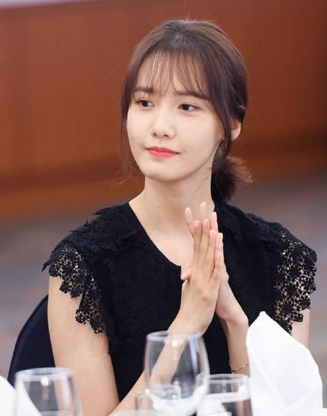 林允儿黑色蕾丝服装，化身兔女郎，尽显黑色诱惑