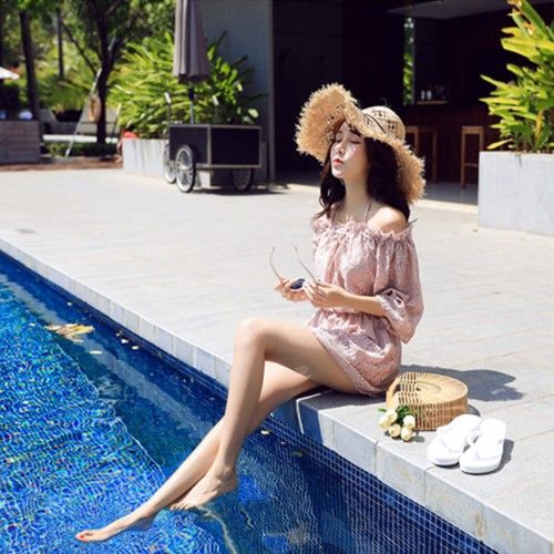 大长腿小姐姐+裸粉色泳衣，小香肩真的很时尚。