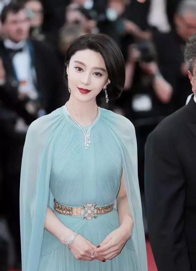 当秦岚和范冰冰同穿斗篷装时，终于知道气质和长相哪个更重要了！