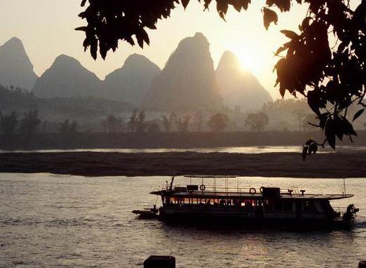 罕见老照片：7、80年代的广西正在实行计划生育，墙上贴满大字报