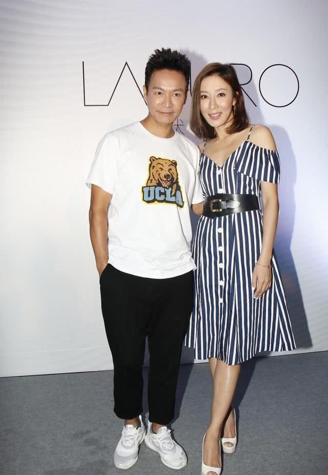  女性朋友：40岁杨怡气质真好，穿吊带条纹连衣裙配腰带，锁骨发型时髦又减龄