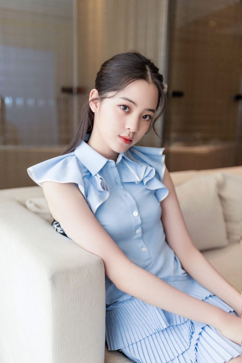 欧阳娜娜蓝色短裙秀细长美腿，甜美笑容相当有活力