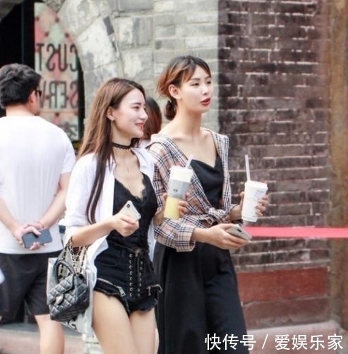 「美女」迷人靓丽的美女街拍：简约不简单的美女，吸引无数目光