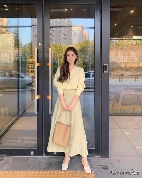 『 反差感』+ 裙子”才是今春王炸穿搭，扔掉高跟鞋！“平底鞋