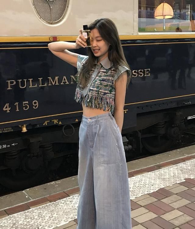  『紧身裤』不喜欢繁琐的搭配?试试今年流行的“小香风”,时尚又有气质