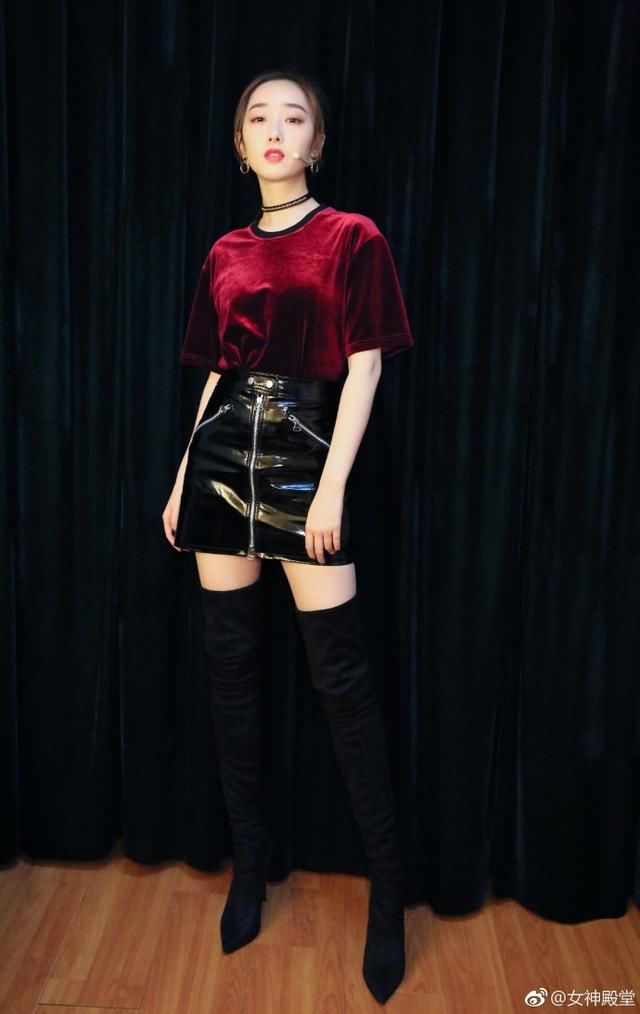 蒋梦婕太敢穿了!领口低到包不住重点,网友:里面都被看光了!