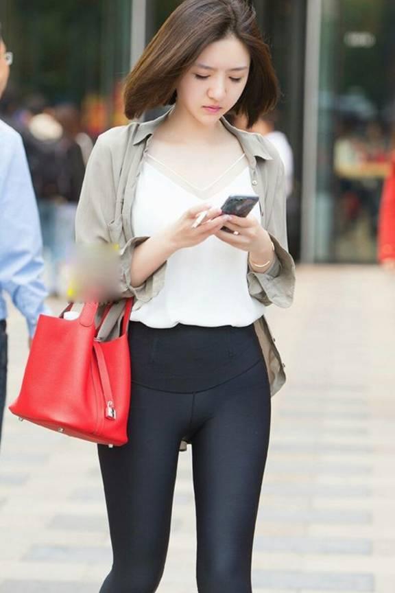 时尚紧身打底裤：走出优雅步伐，显出时髦丽人风范儿！