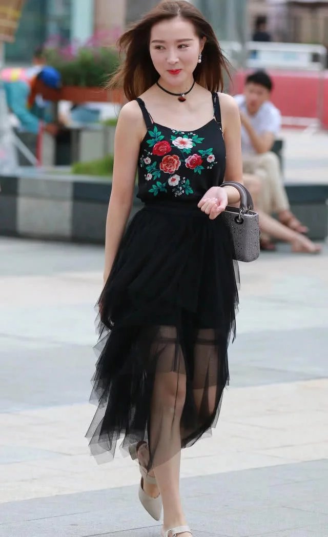 小姐姐修身穿搭勾勒出玲珑有致的身材，网友：不要正脸对我笑，我