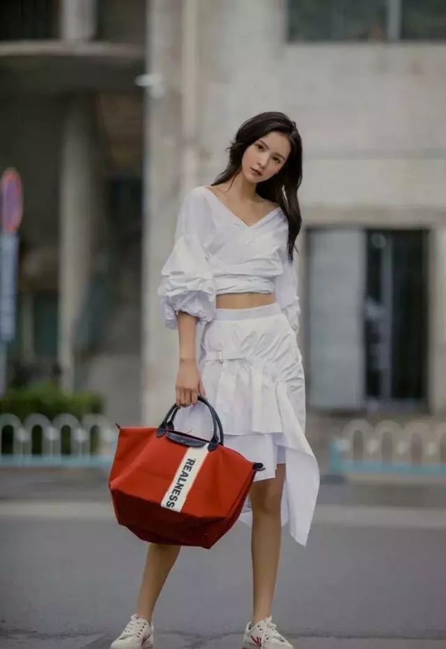 王思聪前女友不得了! 穿紧身裤子漏出这样的小蛮腰 网友: 简直太