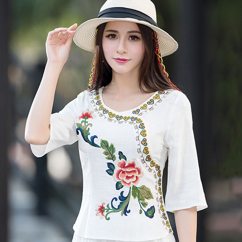 瞧瞧,这就是现在流行的民族风,你别说,穿起来更显年轻了