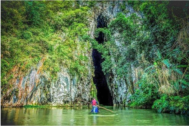 云南大山发现一户人家，在岩洞下面建房子隐居，生活与世无争