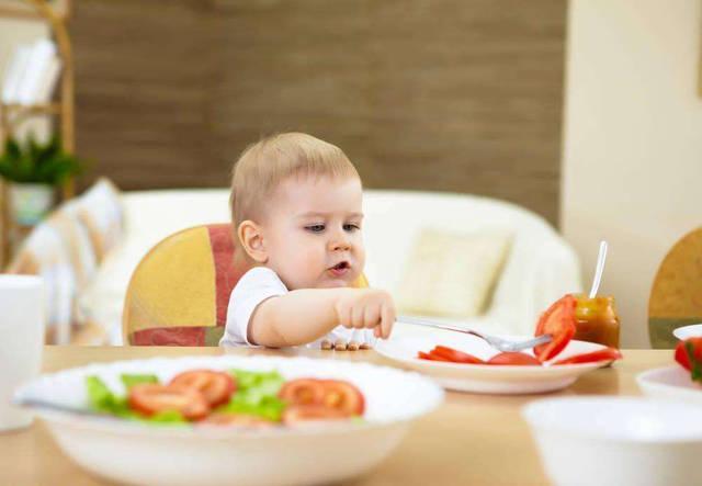一岁宝宝怎么喂养,该吃多少东西,用不用单独做