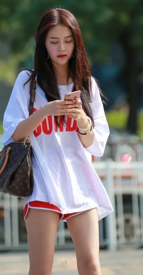 肤白貌美清纯小美女，红色小热裤显完美身材，网友道：别一直看手