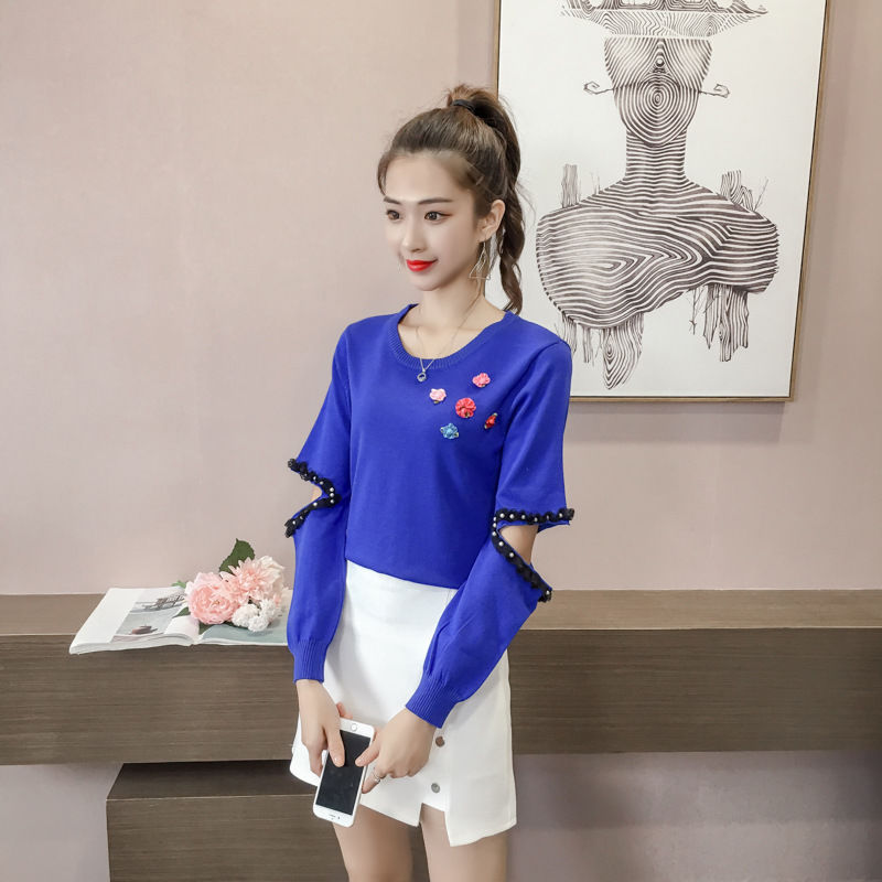 我滴天，53岁姨妈也太时髦了，秋天穿小衫配短裙，美嫩赛90后