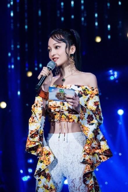 张韶涵撞衫迪丽热巴两次，谁输谁赢一目了然