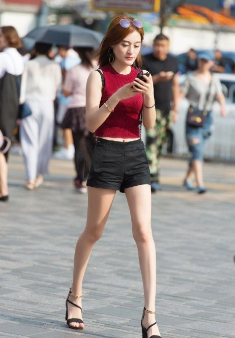 街拍:小姐姐身穿一身白色的连衣裙，一双美腿相当抢镜!