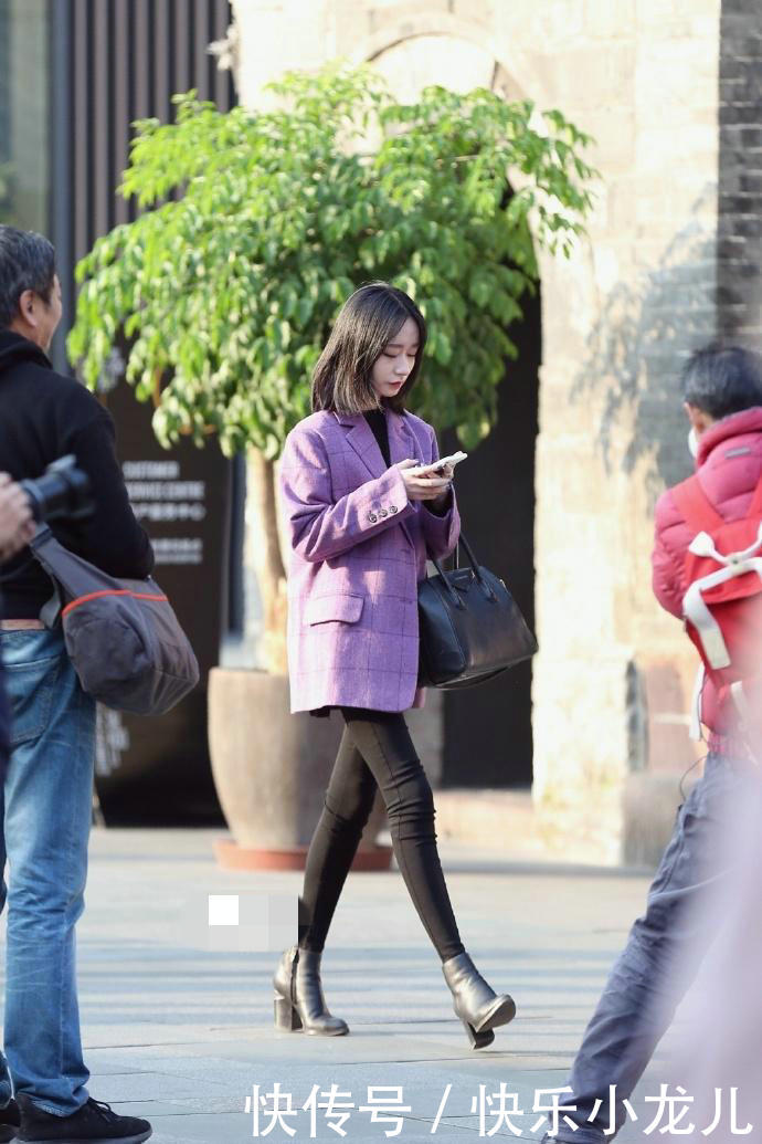 「气质」街拍:美女肤色超级得好,一款十分个性的露肩裙子很别具特色