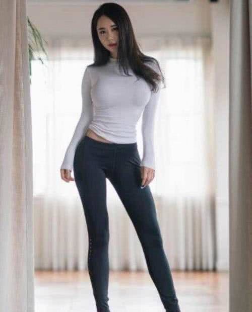 紧身打底裤的穿搭，人见人爱，花见花开，尽显优雅全靠它！