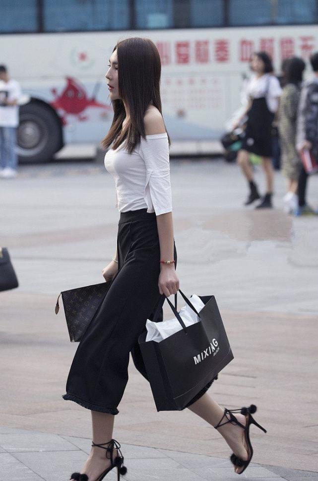 街拍：女人最美的时候就是秀身材美腿的时候！