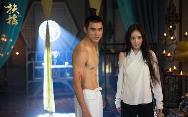 杨幂真不愧是时尚女王！本是分享口红色号，不料竟带火了一身私服