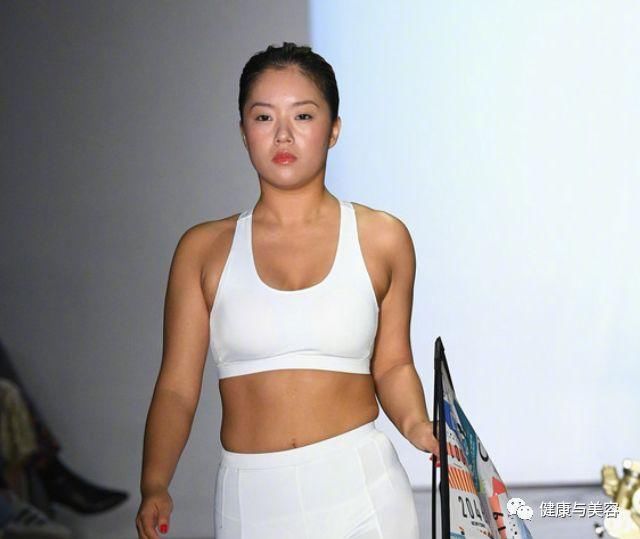 眼妆对于女生有多重要？看看整容级别的王菊就知道