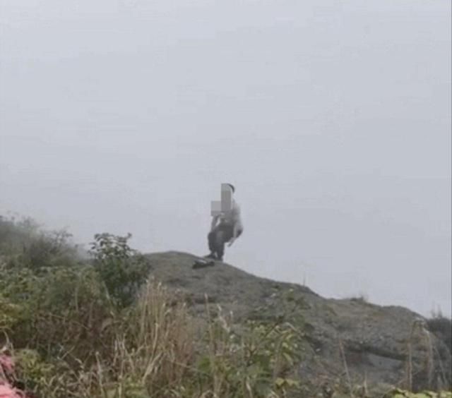 湖南年轻女孩在四川峨眉山景区跳崖自杀身亡,游客多方劝阻无果