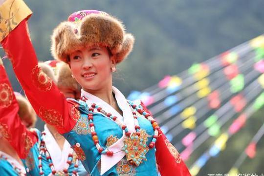 去西藏旅游，看到姑娘蹲在草丛冲你微笑，可能离开比较好！