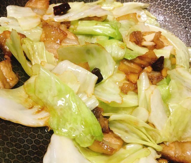  「值得」手撕包菜的家常做法，酸辣脆爽，值得收藏！