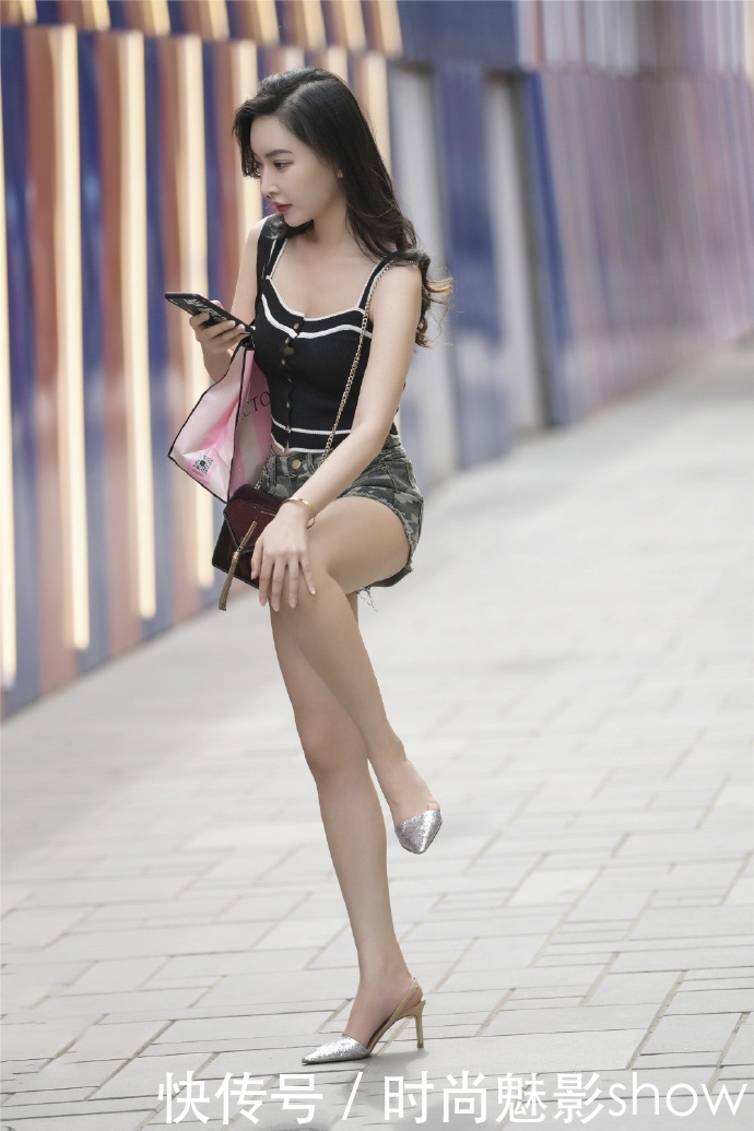 「 鞋子」穿出夏日精彩!,摄影:牛仔短裤配什么鞋子?一双银色高跟鞋