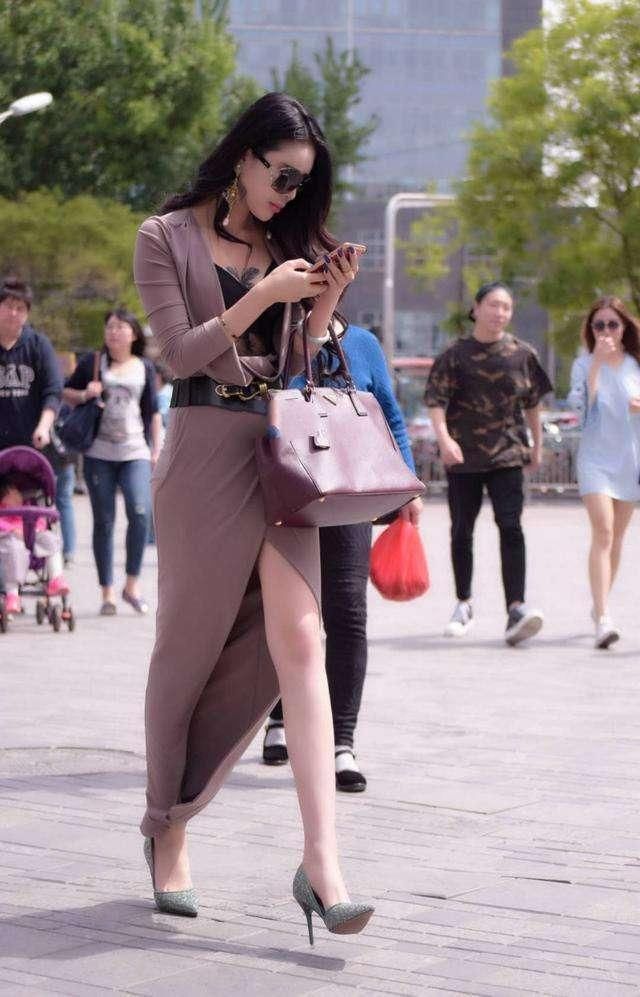 街拍:小姐姐们的露肩装和露腰装同样好看,光滑美腿吸人眼球!