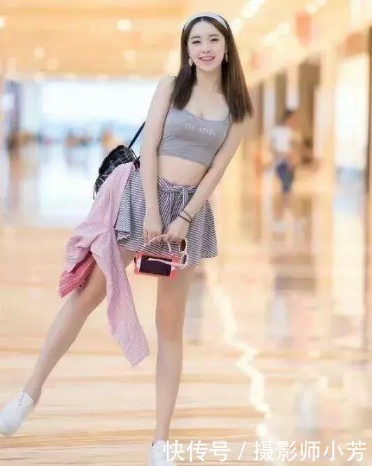 路人街拍，小姐姐穿着青春有活力，小包包很好看，筷子腿抢镜！