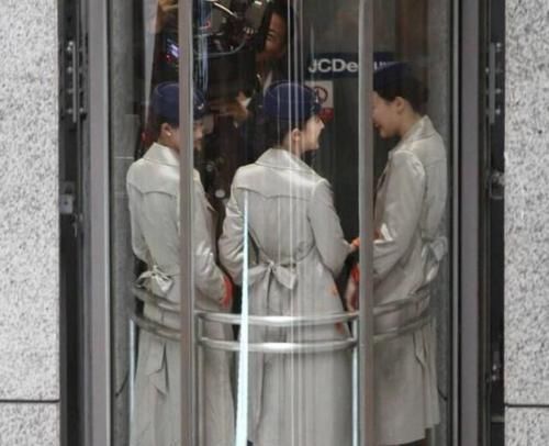 『电梯』电梯突然下坠，人在落地的瞬间起跳能活命吗？消防员说出实情