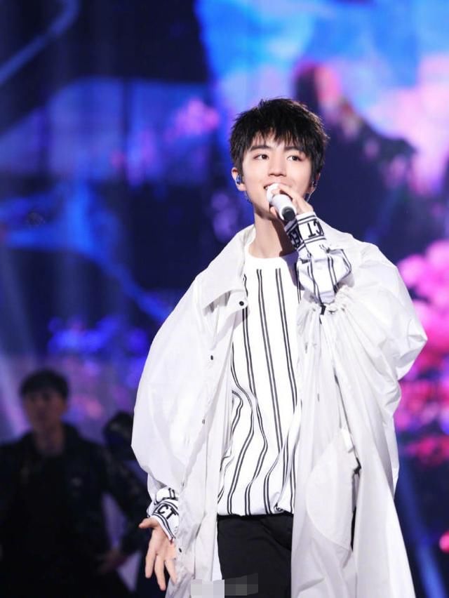 流量小生齐撞衫，蔡徐坤好可爱，但同样的衣服千玺穿上立马成熟了