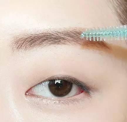  眼影■刘雯在模特界收益都排前八了，还不赶紧来学习她的穿衣风格和妆面？