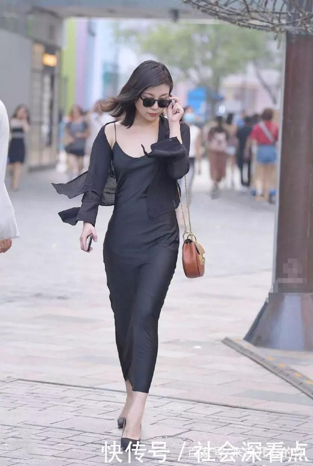 美女|黑色薄纱吊带连衣裙搭配尖头小高跟,微微一笑轻灵之气
